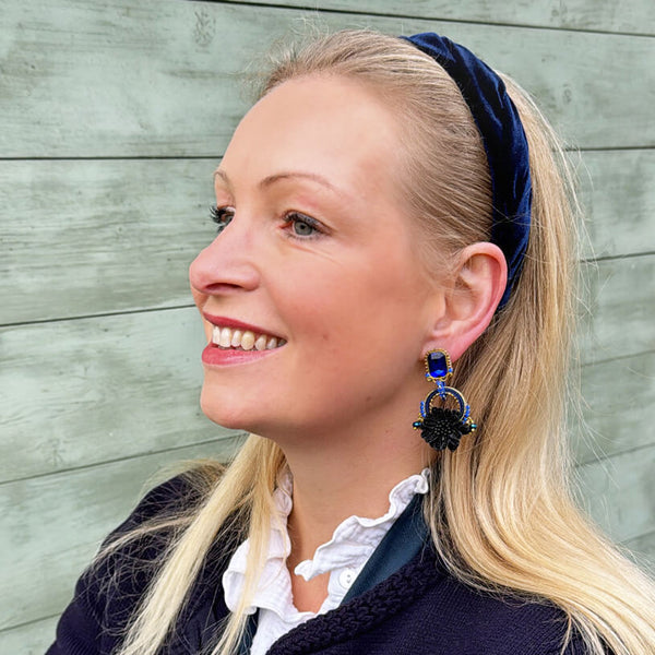 Raffinierte Blüten-Soutache-Ohrstecker in Schwarz, Dunkelblau und Gold