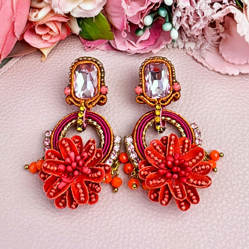 Raffinierte Blüten-Soutache-Ohrstecker in Rosa, Rot und Pink