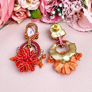 Raffinierte Blüten-Soutache-Ohrstecker in Rosa, Rot und Pink