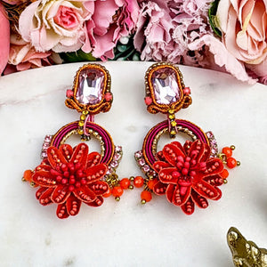 Raffinierte Blüten-Soutache-Ohrstecker in Rosa, Rot und Pink