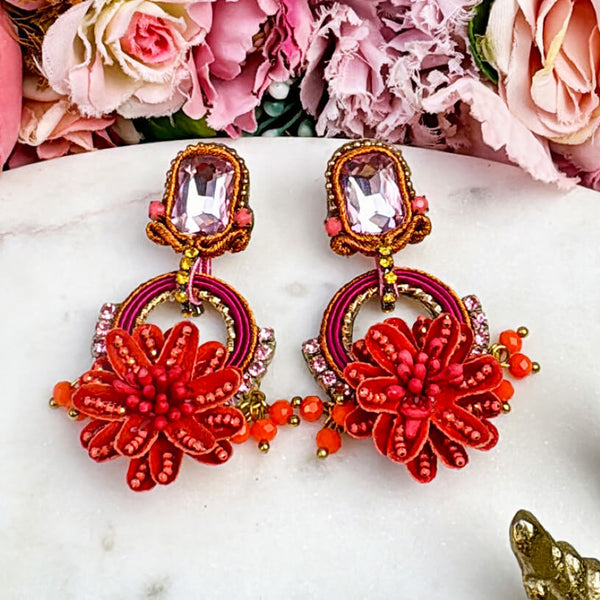 Raffinierte Blüten-Soutache-Ohrstecker in Rosa, Rot und Pink