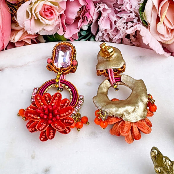Raffinierte Blüten-Soutache-Ohrstecker in Rosa, Rot und Pink