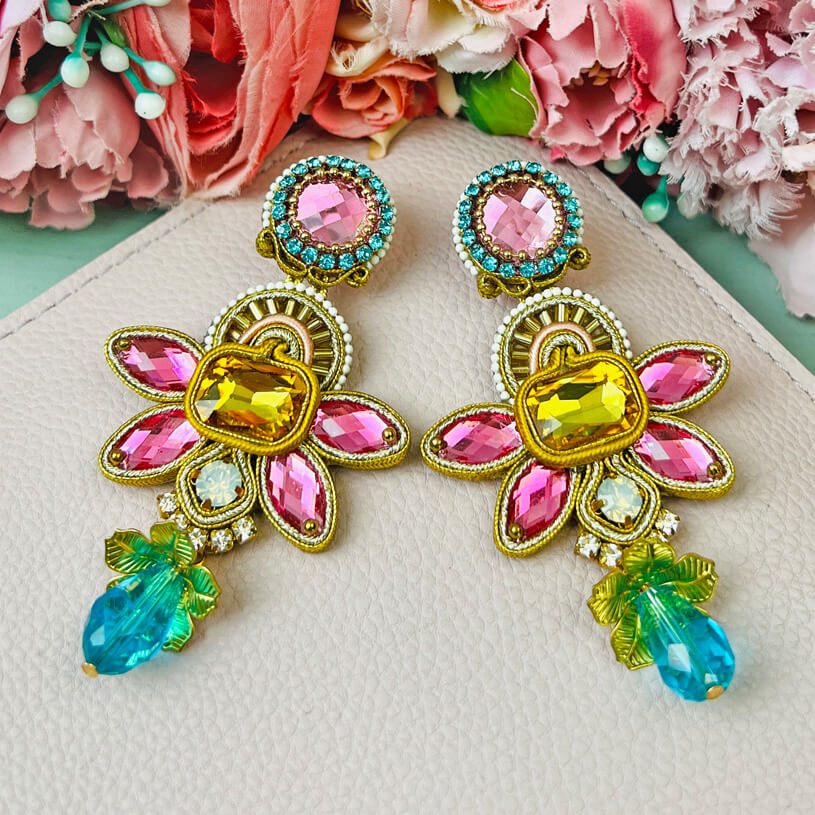 Stilvolle Soutache-Ohrringe in Gelb, Pink und Blau