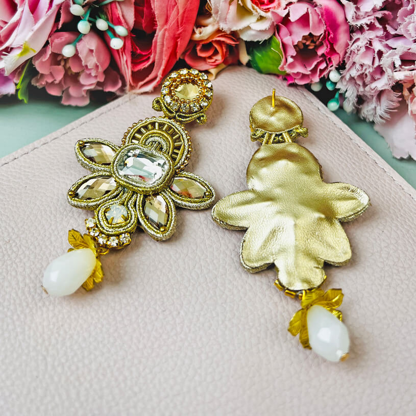 Stilvolle Soutache-Ohrringe in Gold und Champagner