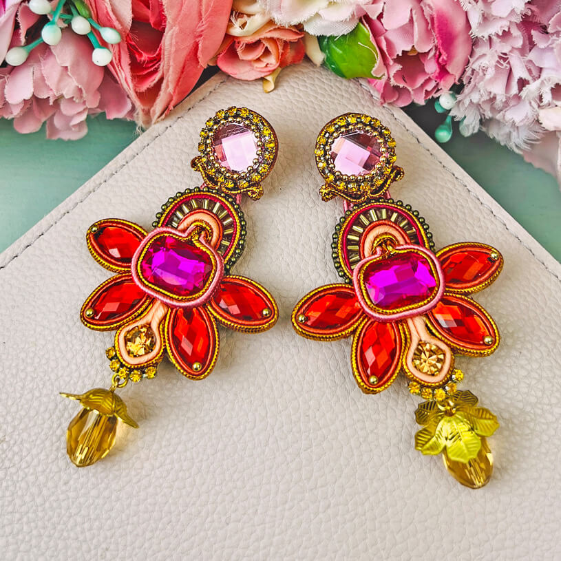 Stilvolle Soutache-Ohrringe in Rot und Pink