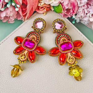 Stilvolle Soutache-Ohrringe in Rot und Pink