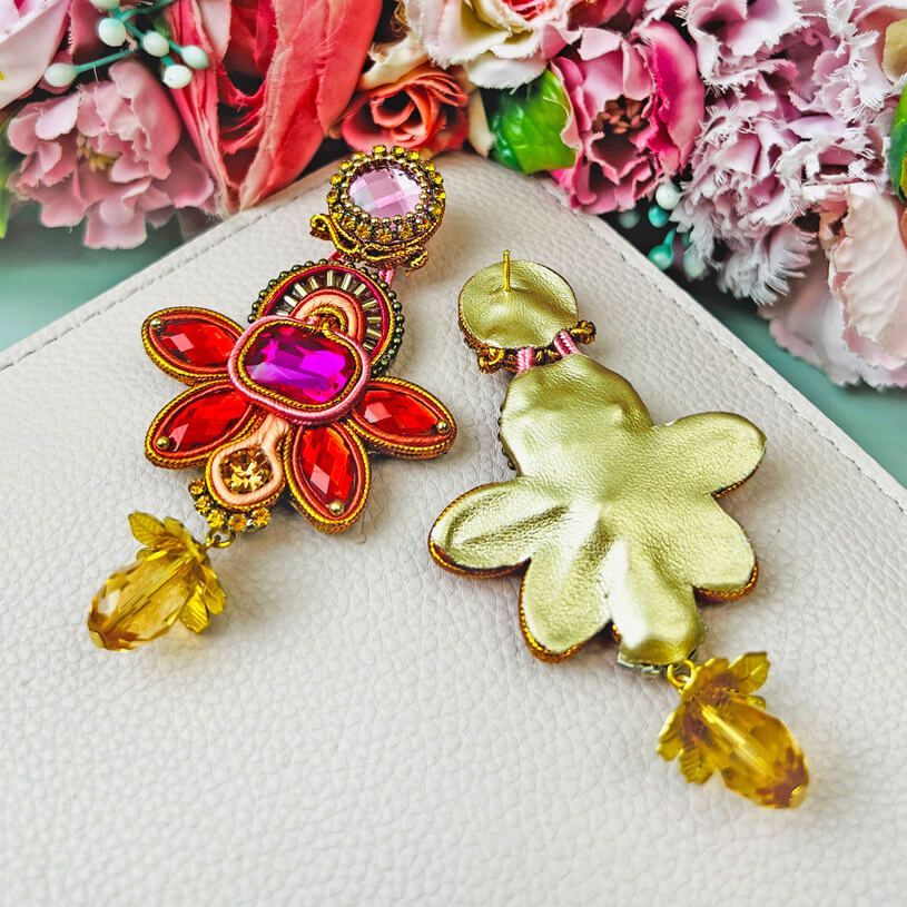 Stilvolle Soutache-Ohrringe in Rot und Pink