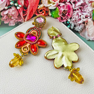 Stilvolle Soutache-Ohrringe in Rot und Pink