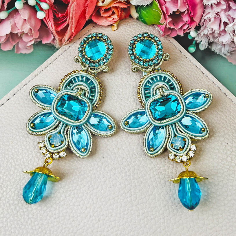 Stilvolle Soutache-Ohrringe in zarten Hellblautönen mit Gold