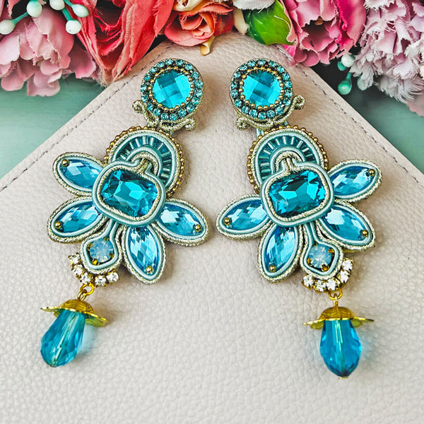 Stilvolle Soutache-Ohrringe in zarten Hellblautönen mit Gold