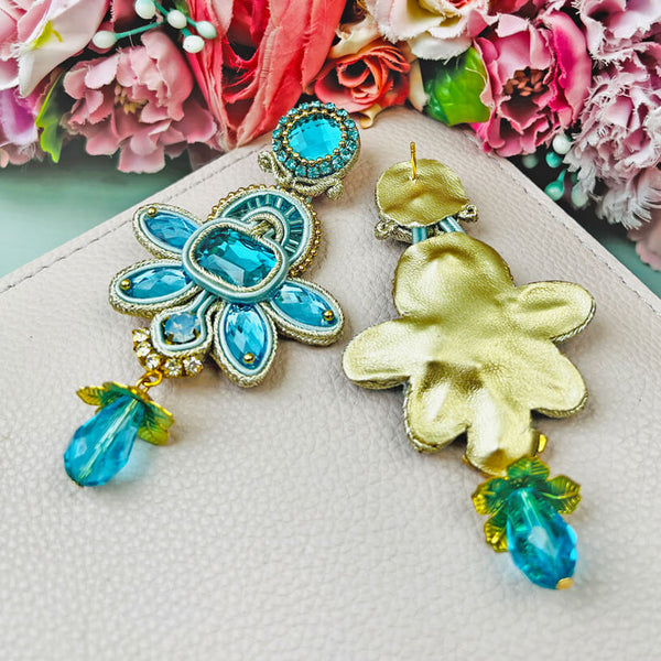 Stilvolle Soutache-Ohrringe in zarten Hellblautönen mit Gold