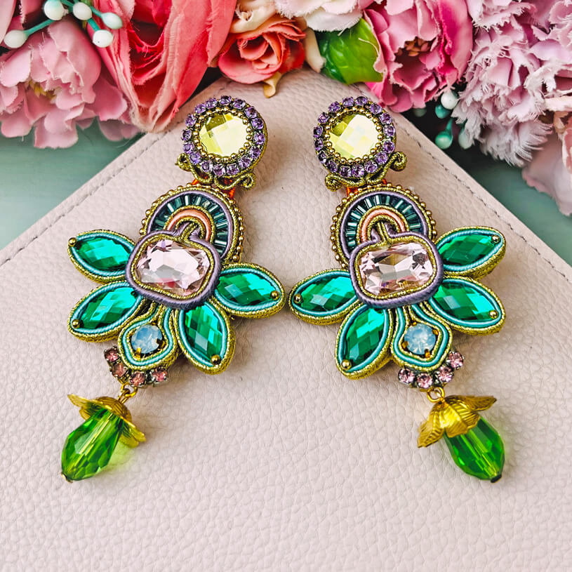 Stilvolle Soutache-Ohrringe in Grün, Türkis und Flieder