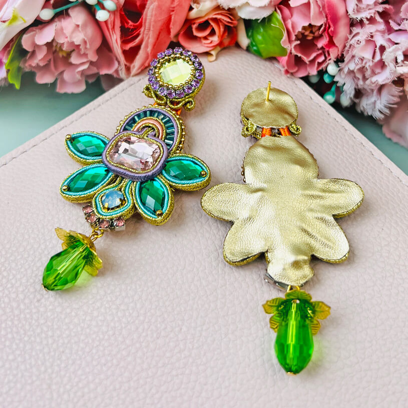 Stilvolle Soutache-Ohrringe in Grün, Türkis und Flieder