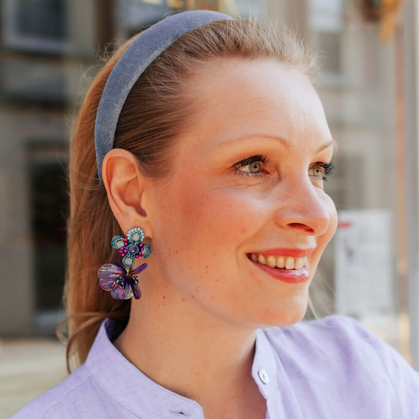 Stylische SoutacheOhrringe mit Blüten in Türkis, Violett und Magenta