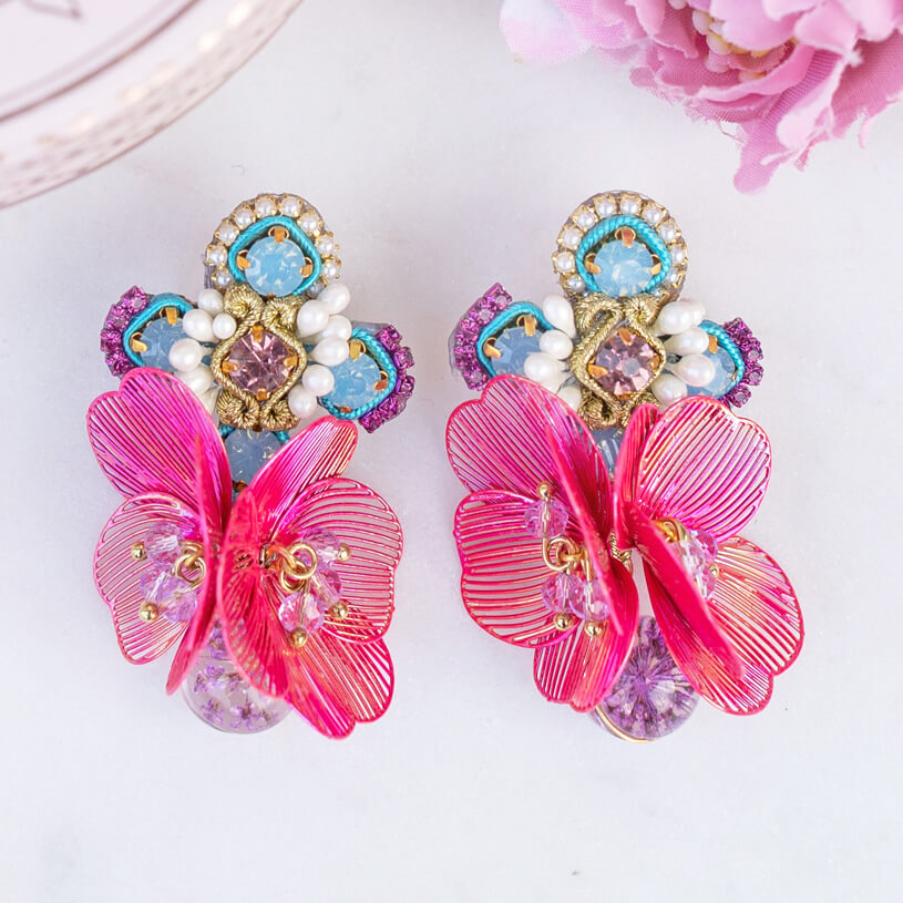 Stylische SoutacheOhrringe mit Blüten in Blau, Pink und Gold