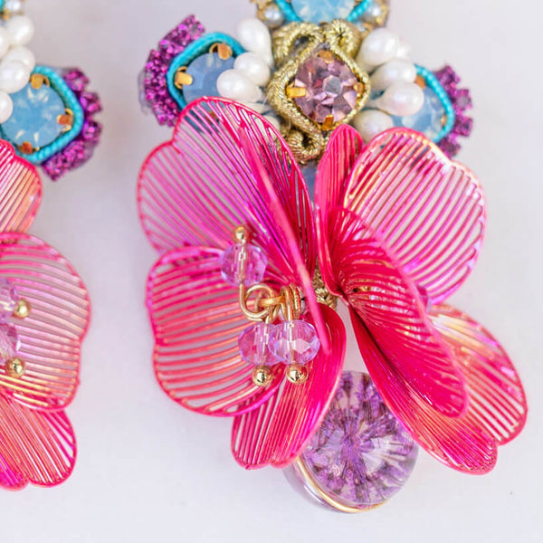 Stylische SoutacheOhrringe mit Blüten in Blau, Pink und Gold