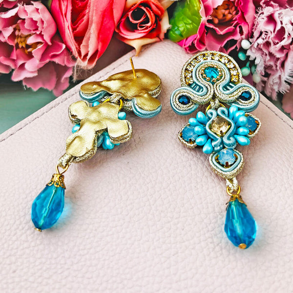 Edle Soutache-Ohrringe in zarten Hellblautönen mit Gold