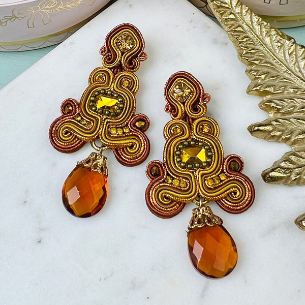 Wunderschöne Soutache-Ohrringe in Gold, Bronze und Braun