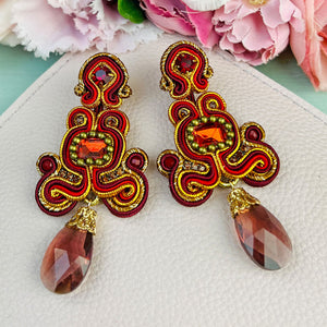 Wunderschöne Soutache-Ohrringe in Dunkelrot und Gold