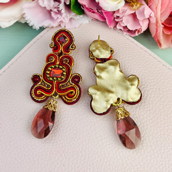Wunderschöne Soutache-Ohrringe in Dunkelrot und Gold