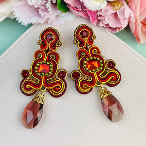 Wunderschöne Soutache-Ohrringe in Dunkelrot und Gold