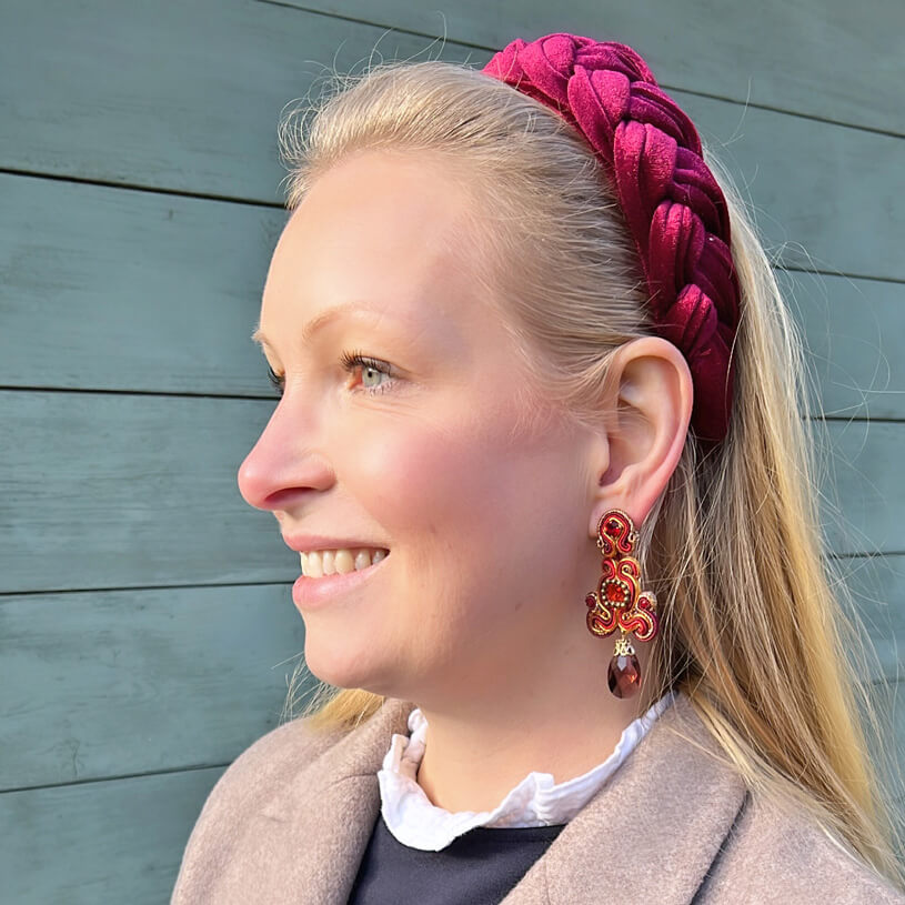 Wunderschöne Soutache-Ohrringe in Dunkelrot und Gold