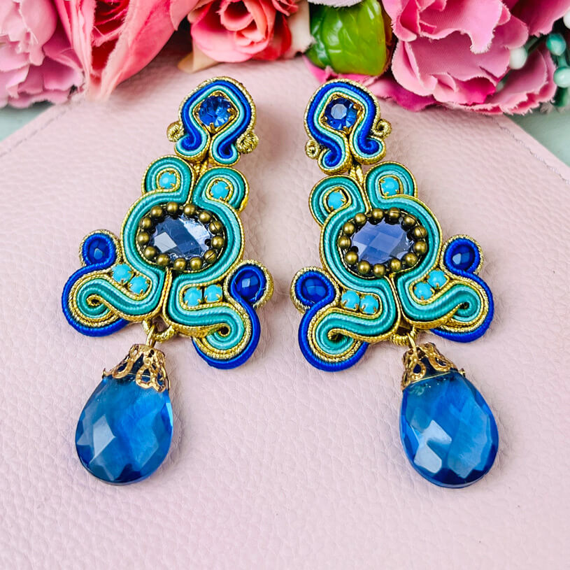 Leuchtend blau-türkis schimmernde Soutache Ohrringe mit Tropfen