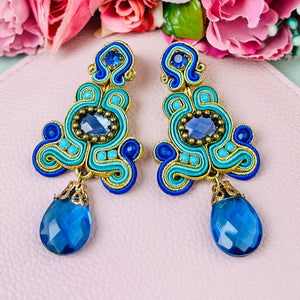 Leuchtend blau-türkis schimmernde Soutache Ohrringe mit Tropfen