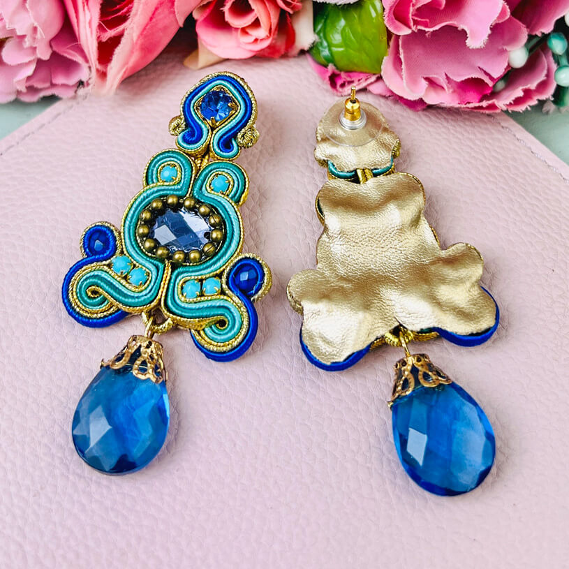 Leuchtend blau-türkis schimmernde Soutache Ohrringe mit Tropfen