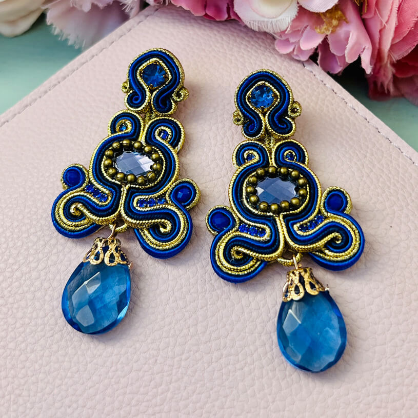 Schöne Soutache-Ohrringe in Dunkelblau und Gold