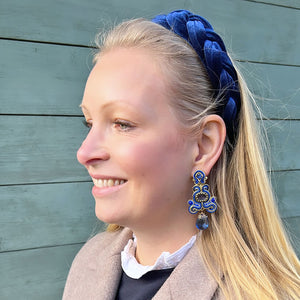 Schöne Soutache-Ohrringe in Dunkelblau und Gold