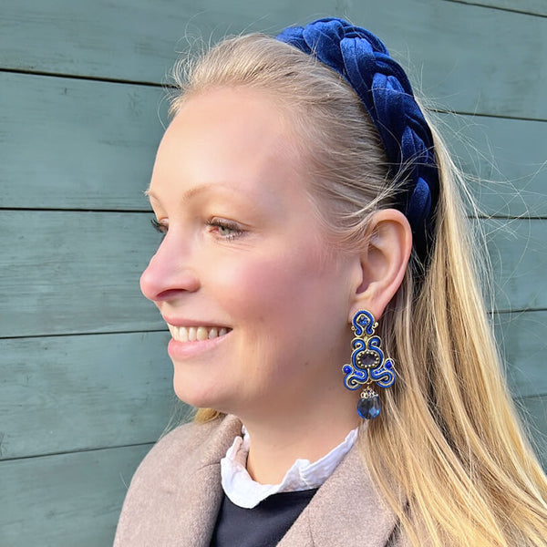Schöne Soutache-Ohrringe in Dunkelblau und Gold