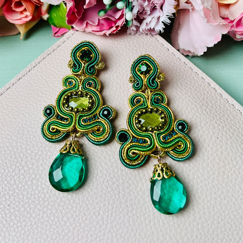 Wunderschöne Soutache-Ohrringe in Dunkelgrün, Türkis und Gold