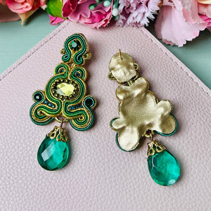 Wunderschöne Soutache-Ohrringe in Dunkelgrün, Türkis und Gold