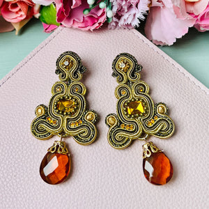 Wunderschöne Soutache-Ohrringe in Gold und Champagner