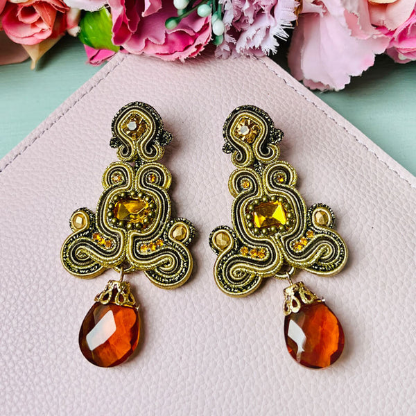 Wunderschöne Soutache-Ohrringe in Gold und Champagner