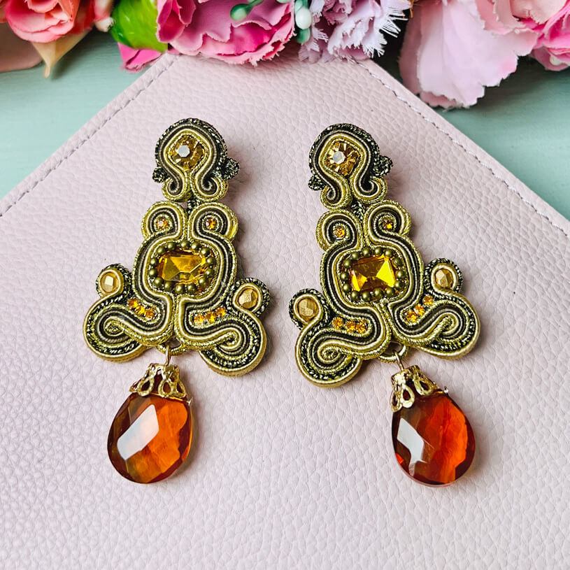 Wunderschöne Soutache-Ohrringe in Gold und Champagner