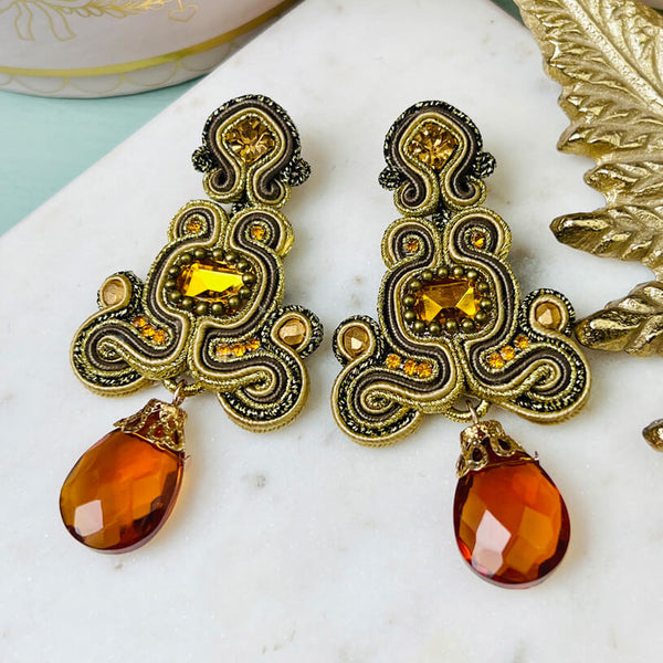 Wunderschöne Soutache-Ohrringe in Gold und Champagner