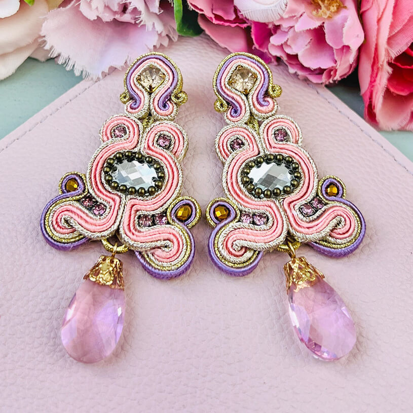 Leuchtend rosa schimmernde Soutache Ohrringe mit rosa Tropfen