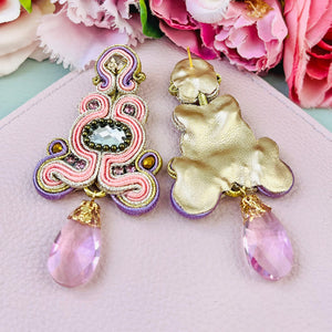Leuchtend rosa schimmernde Soutache Ohrringe mit rosa Tropfen