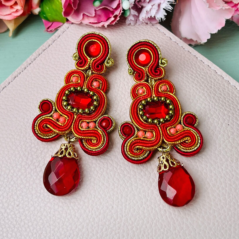 Wunderschöne Soutache-Ohrringe in Rot und Gold