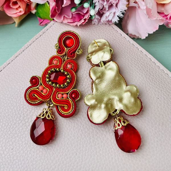 Wunderschöne Soutache-Ohrringe in Rot und Gold