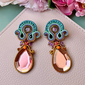 Farbenfrohe Soutache-Ohrringe in Türkis und Orangerosa