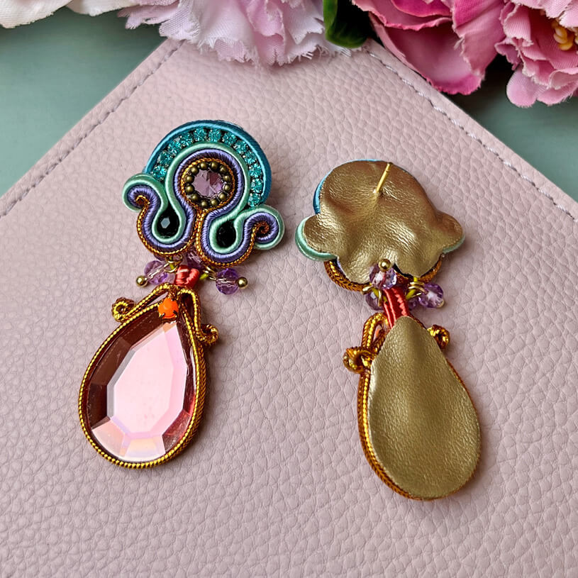 Farbenfrohe Soutache-Ohrringe in Türkis und Orangerosa