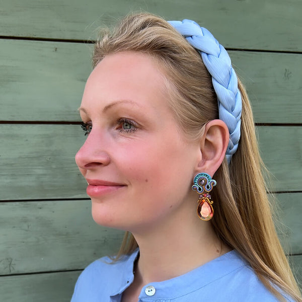 Farbenfrohe Soutache-Ohrringe in Türkis und Orangerosa