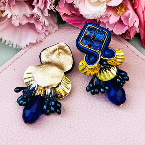 Schöne Soutache-Ohrstecker in Blau, Gold mit blauen Tropfen