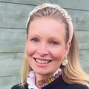 Schöne Soutache-Ohrstecker in Gold und Weiß mit Tropfen