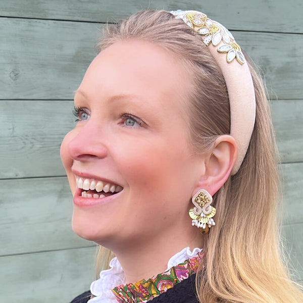 Schöne Soutache-Ohrstecker in Gold und Weiß mit Tropfen