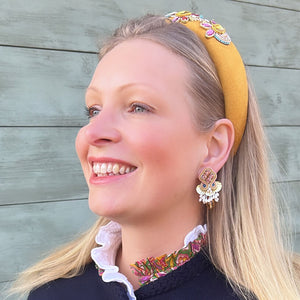 Schöne Soutache-Ohrstecker in Gold, Weiß und Rosa mit Tropfen