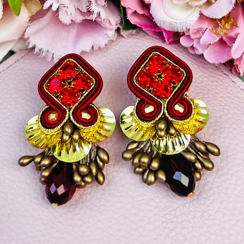 Schöne festliche Soutache-Ohrringe in Rot und Gold mit dunkelrotem Tropfen